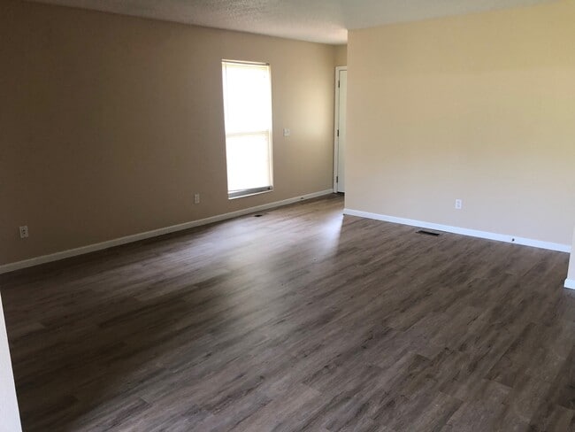 Building Photo - 3023 Bluff Ridge Dr