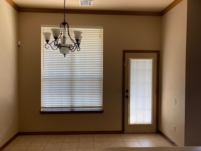 Eating Area - 8420 NW 106th St