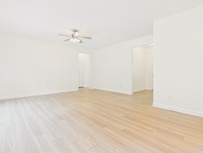 Building Photo - 602 Princess Anne Cir