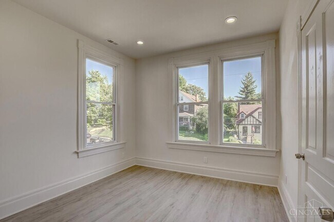 Building Photo - 871 Hutchins Ave