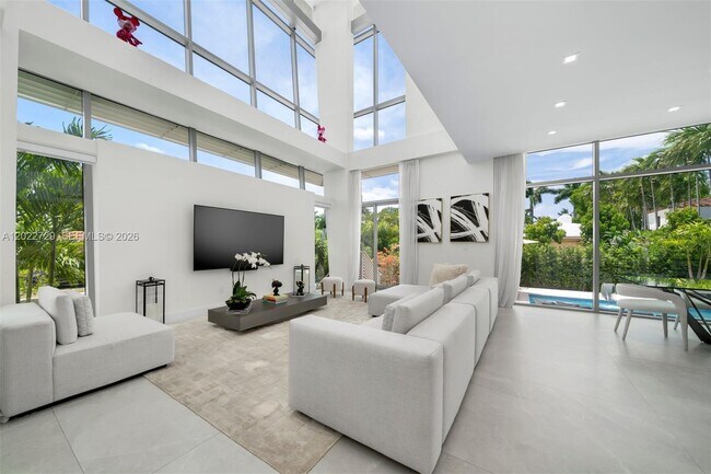 Building Photo - West 47th Street, Miami Beach, FL 33140 - 5 BR 5 BA single-family home