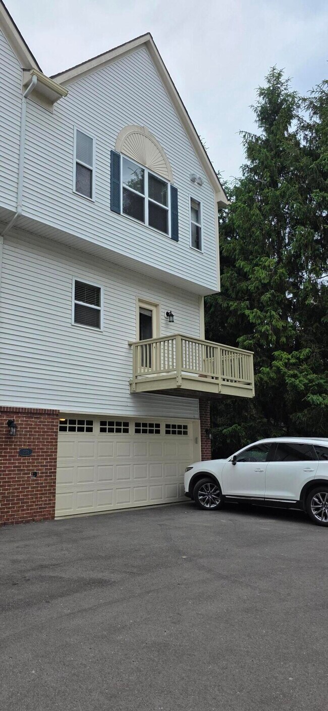 Building Photo - 1578 Kessler Ave