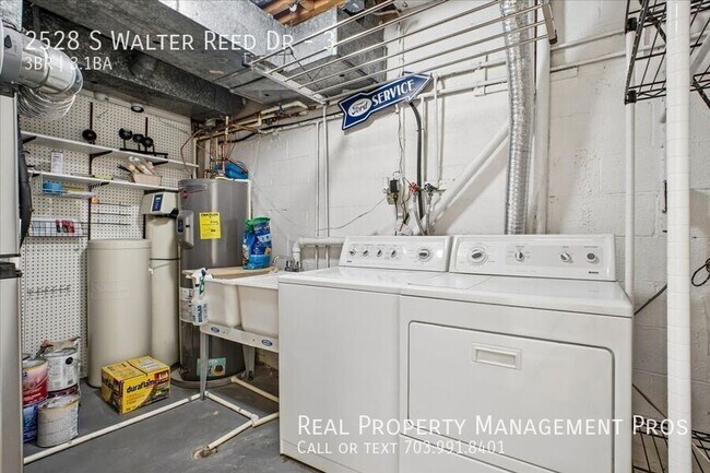 Building Photo - 2528 S Walter Reed Dr