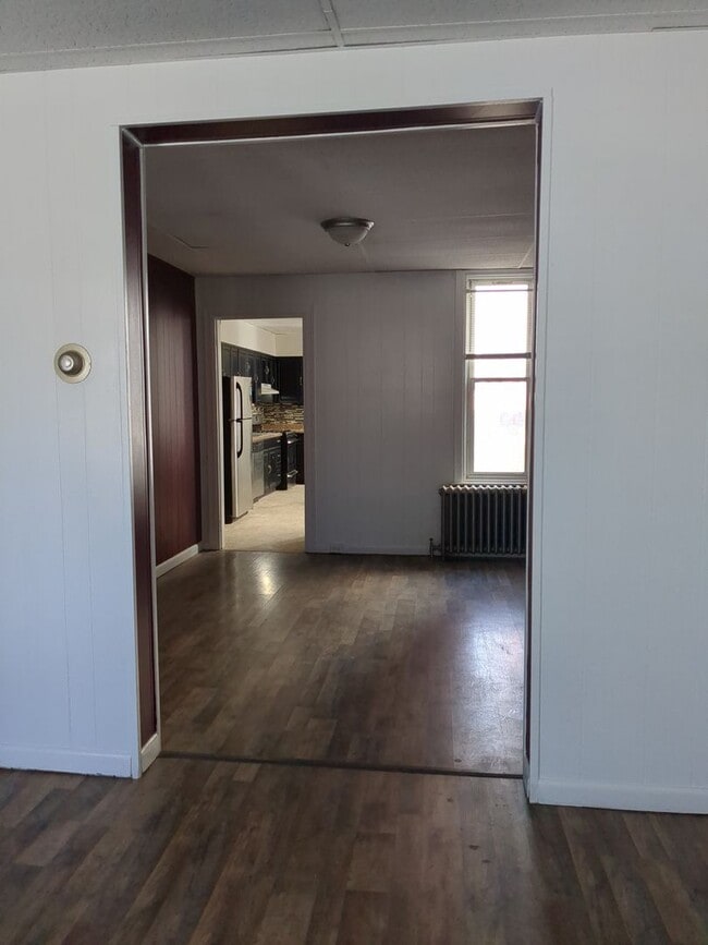 Building Photo - Recently renovated 4/5 Bedroom house