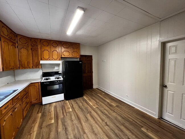 Building Photo - Two bedroom, One Bathroom , near UL