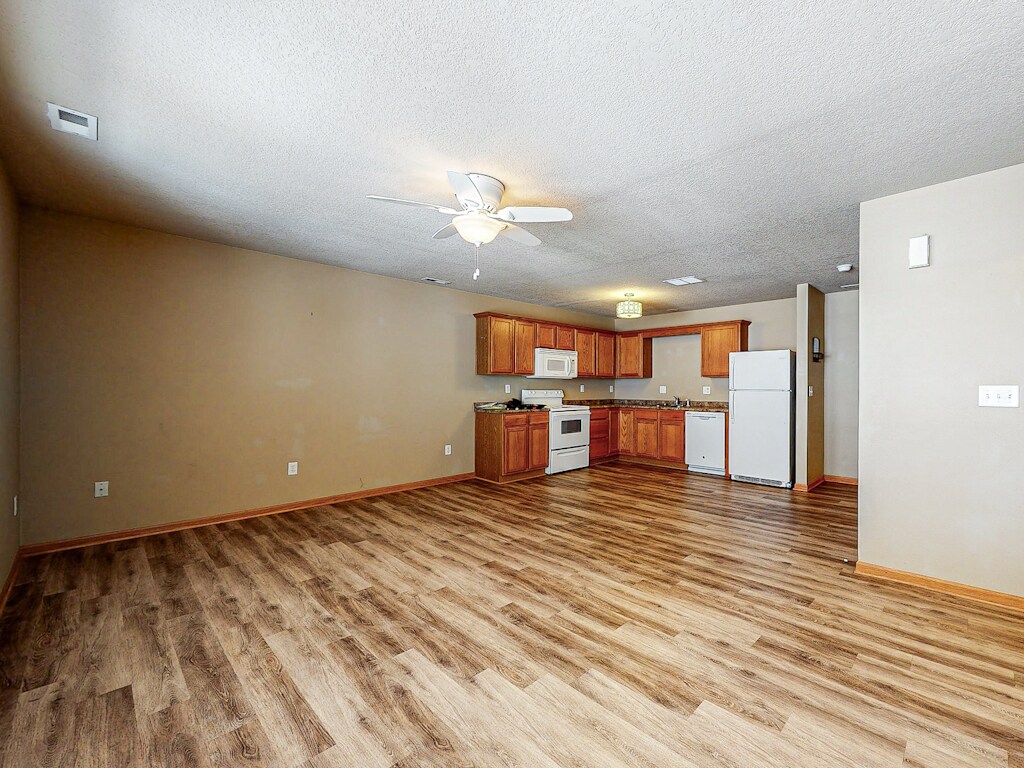 Kitchen/Living - 385 NE Sandalwood