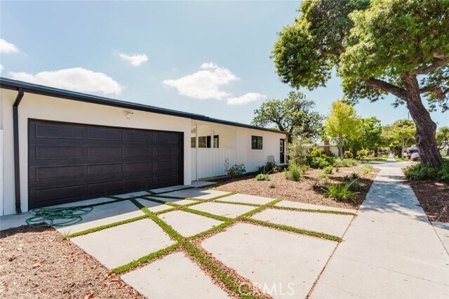 Building Photo - 6021 E Oakbrook St