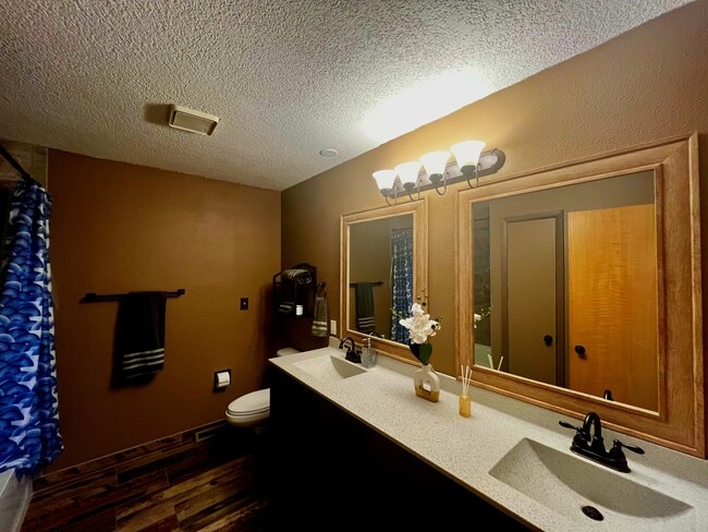 Building Photo - 2750 Greenbriar Dr