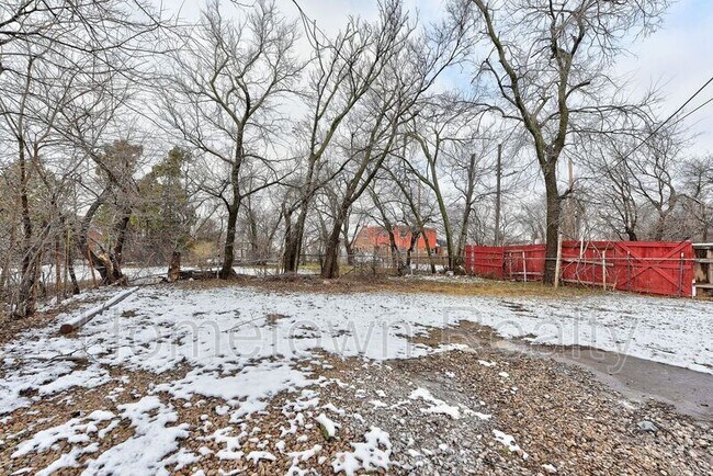 Building Photo - 2105 N Lottie Ave