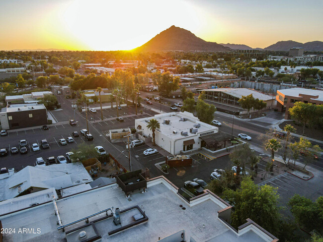 Building Photo - 4020 N Scottsdale Rd