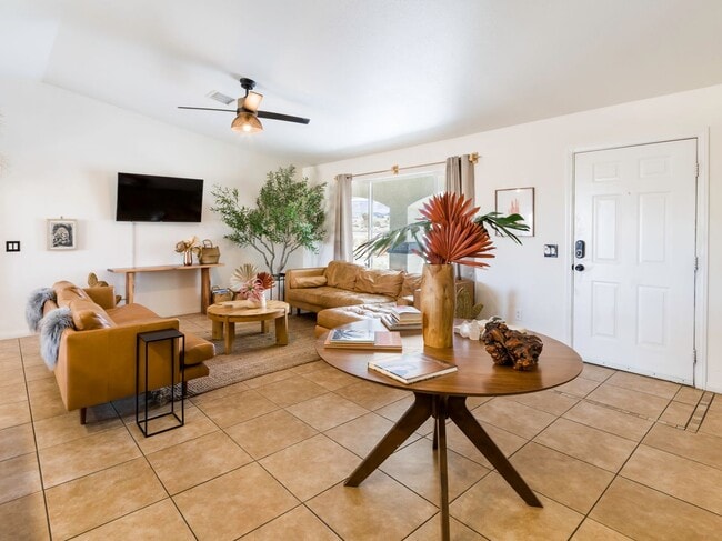 Building Photo - Spacious 4 Bedroom 2 Bathroom Home With A Pool