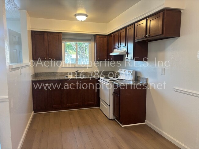 Building Photo - Move In Special $500.00 off 1st Mo Rent: C...