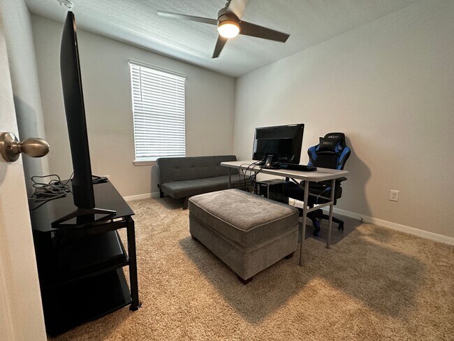 Building Photo - Resort Style Living! Stunning 3/2.5 Townhome in Waterleigh! Available April!