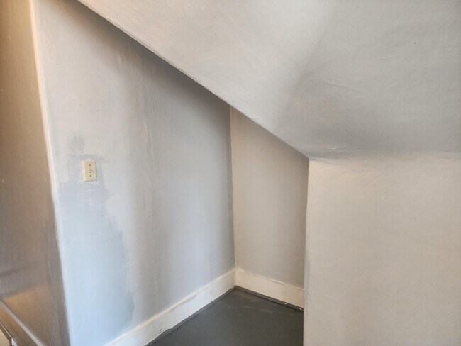 Building Photo - 6 Hager Ln