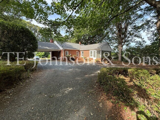 Building Photo - Spacious 3 Bedroom Home with Primary Suite on Main Level and 2-Car Carport