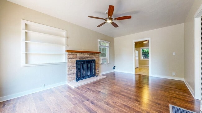 Building Photo - Charming 2 Bedroom 1 Bathroom Single Famil...