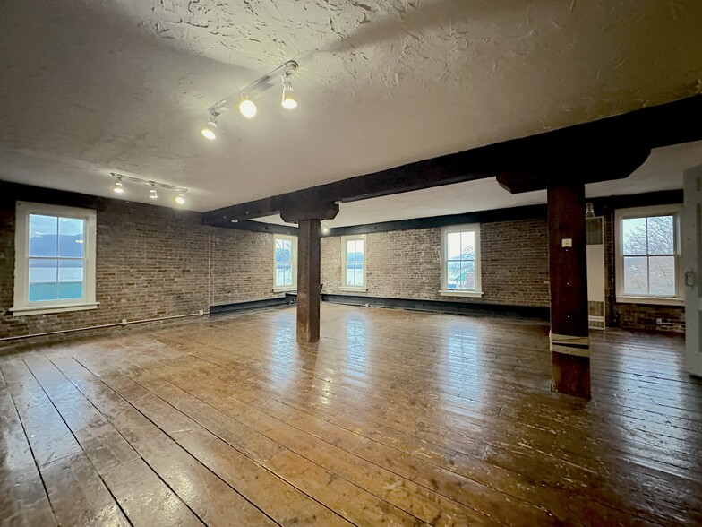 Primary Photo - 12 Front St