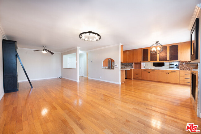Building Photo - 530 S Barrington Ave