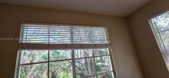 Building Photo - 2212 Myrtlewood Cir E