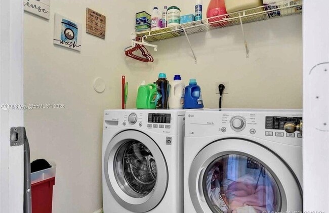 Building Photo - 905 SW 149th Ct