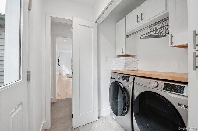 Building Photo - 4056 Noyack Rd