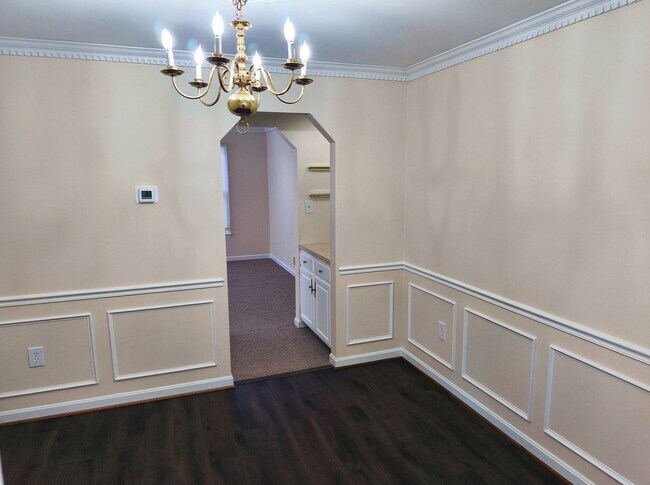 Building Photo - Charming Fair Woods Townhome Awaits