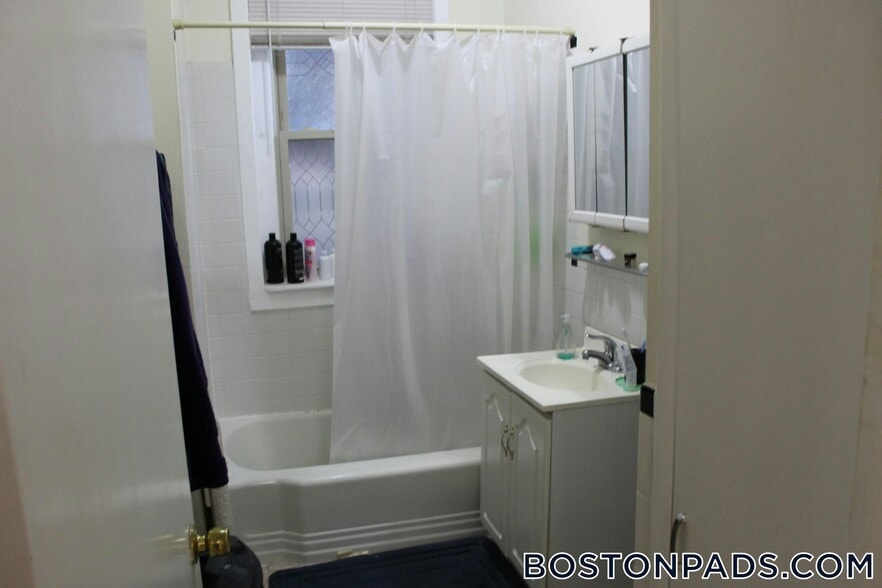 Building Photo - 879 Beacon St