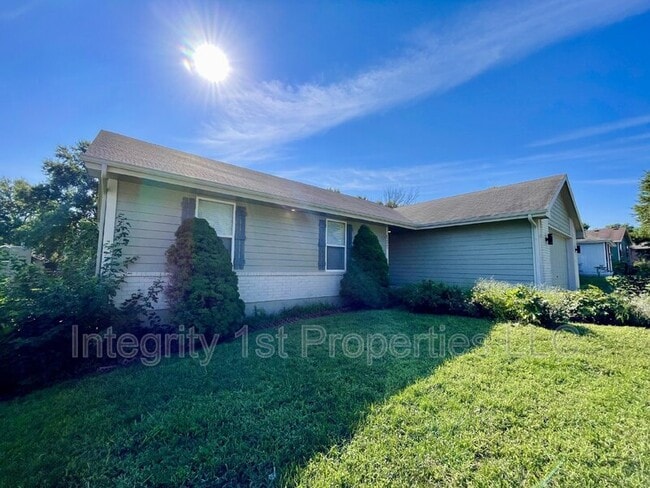 Building Photo - 905 SW Foxtail Dr