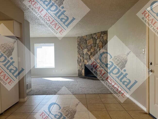 Building Photo - Charming 3 Bedroom