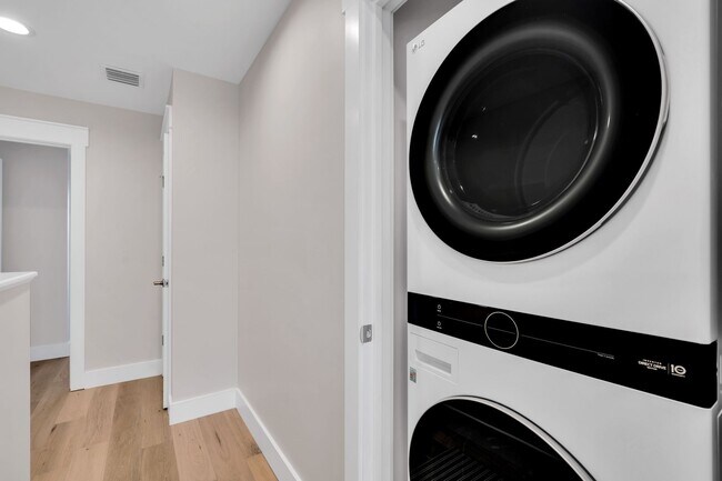 Building Photo - **25% OFF FIRST MONTHS RENT IF YOU OCCUPY ...