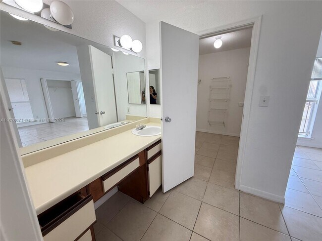 Building Photo - 833 Riverside Dr