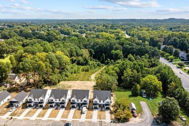 Building Photo - Salisbury Townhome w/ Garage