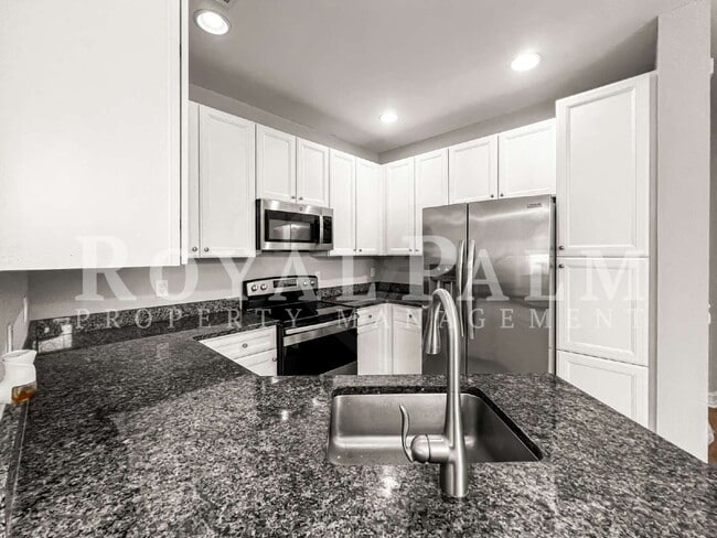 Building Photo - Big on Space, Smart on Layout — 3 bedroom 2.5 bath corner END UNIT pet-friendly townhouse!