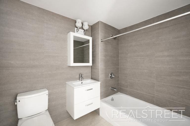 Building Photo - LUXURY 1 BED LOFT in Queens!