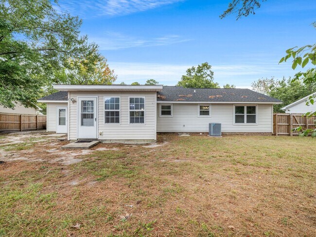 Building Photo - Charming 3 Bedroom Home!