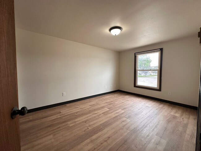 Building Photo - Noble Estates ||