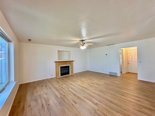 Building Photo - Newly Renovated Expansive Multi story 4 be...