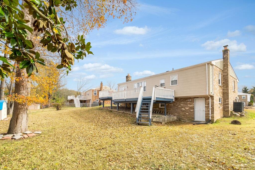 Exterior View - 900 E Tantallon Dr