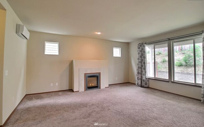 Family Living room - 596 NE Nantucket St