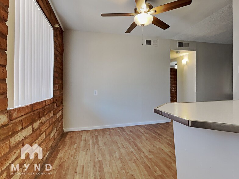 Building Photo - 910 S Dorsey Ln