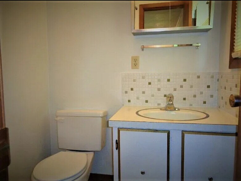 Master BR 1/2 bath - 312 N Main St