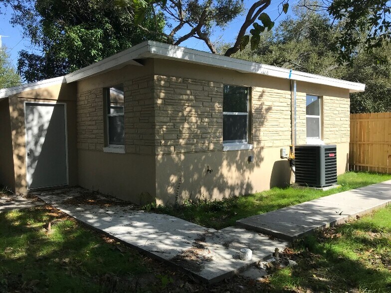 Building Photo - 3619 E 33rd Ave