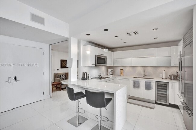 Building Photo - 17121 Collins Ave