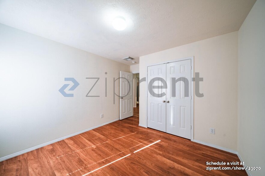 Building Photo - Unit