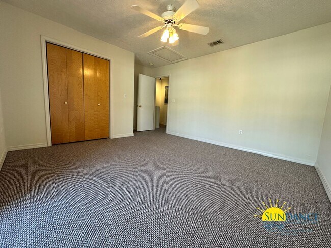 Building Photo - Lovely 2 Bedroom Townhouse Close to Downtown FWB