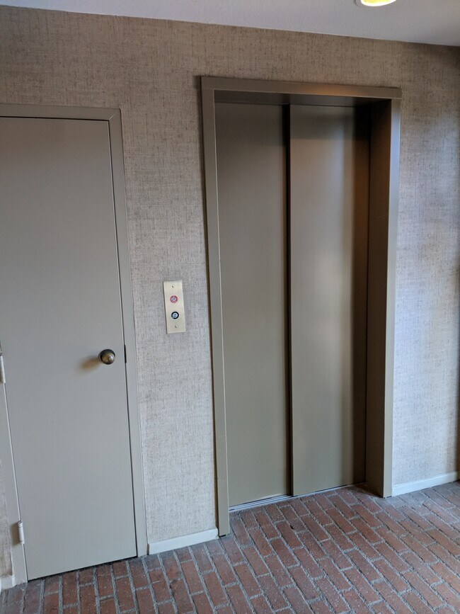 Building Photo - Great Condo in WeHo for Rent