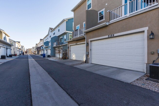 Building Photo - Charming 3-Bedroom Townhome with Stunning ...