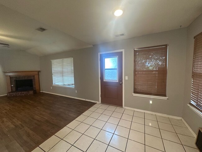 Building Photo - Spacious 4 bd, 2 bath - Converted garage f...