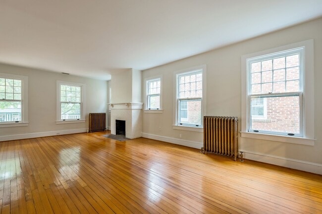 Building Photo - Classic Chevy Chase Charm in NW DC Availab...