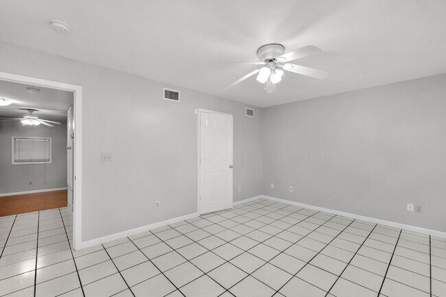 Building Photo - 20 Dogwood Ln